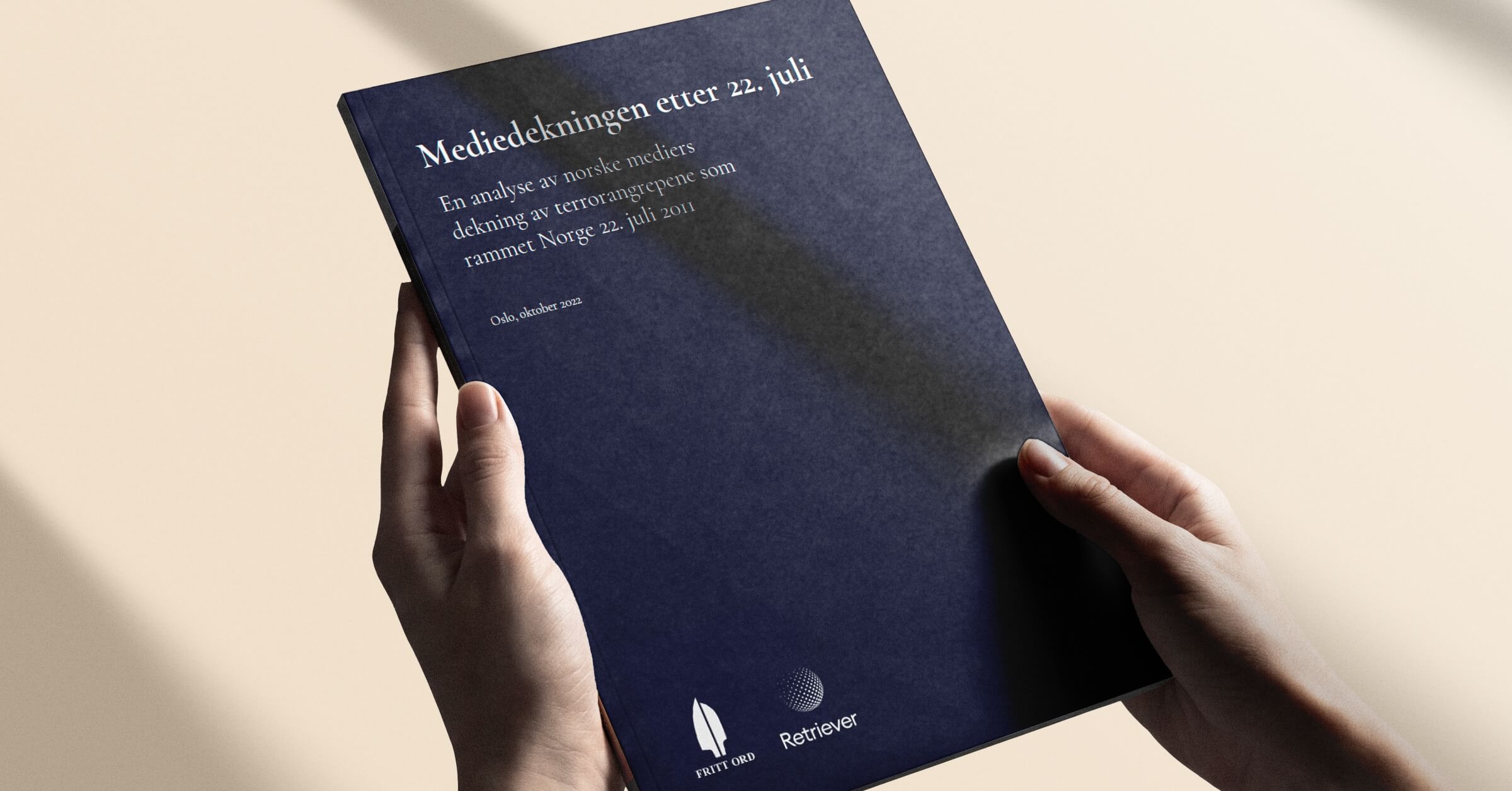 Hender som holder rapporten