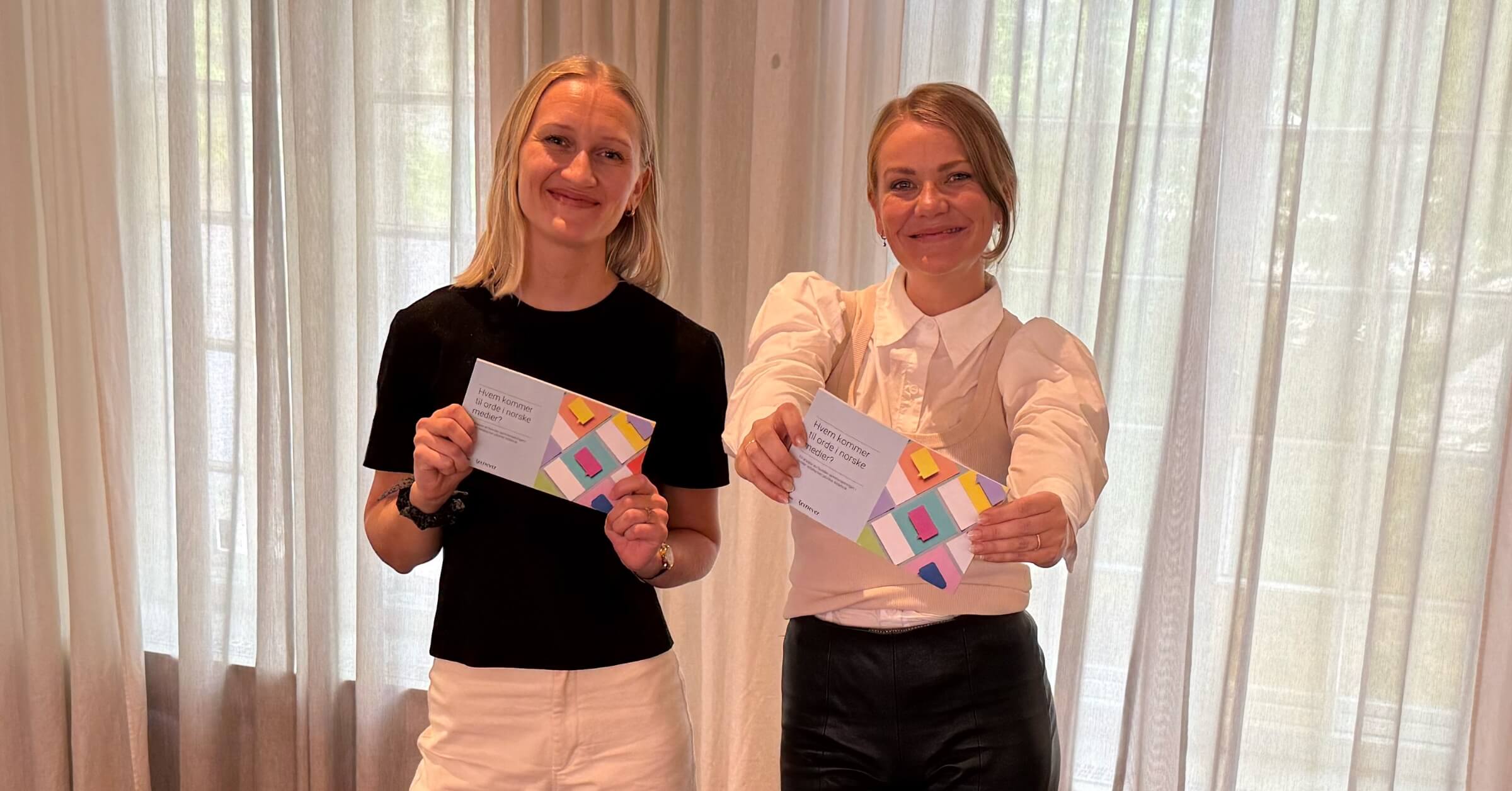 To unge, kvinnelige analytikere holder frem analyserapport