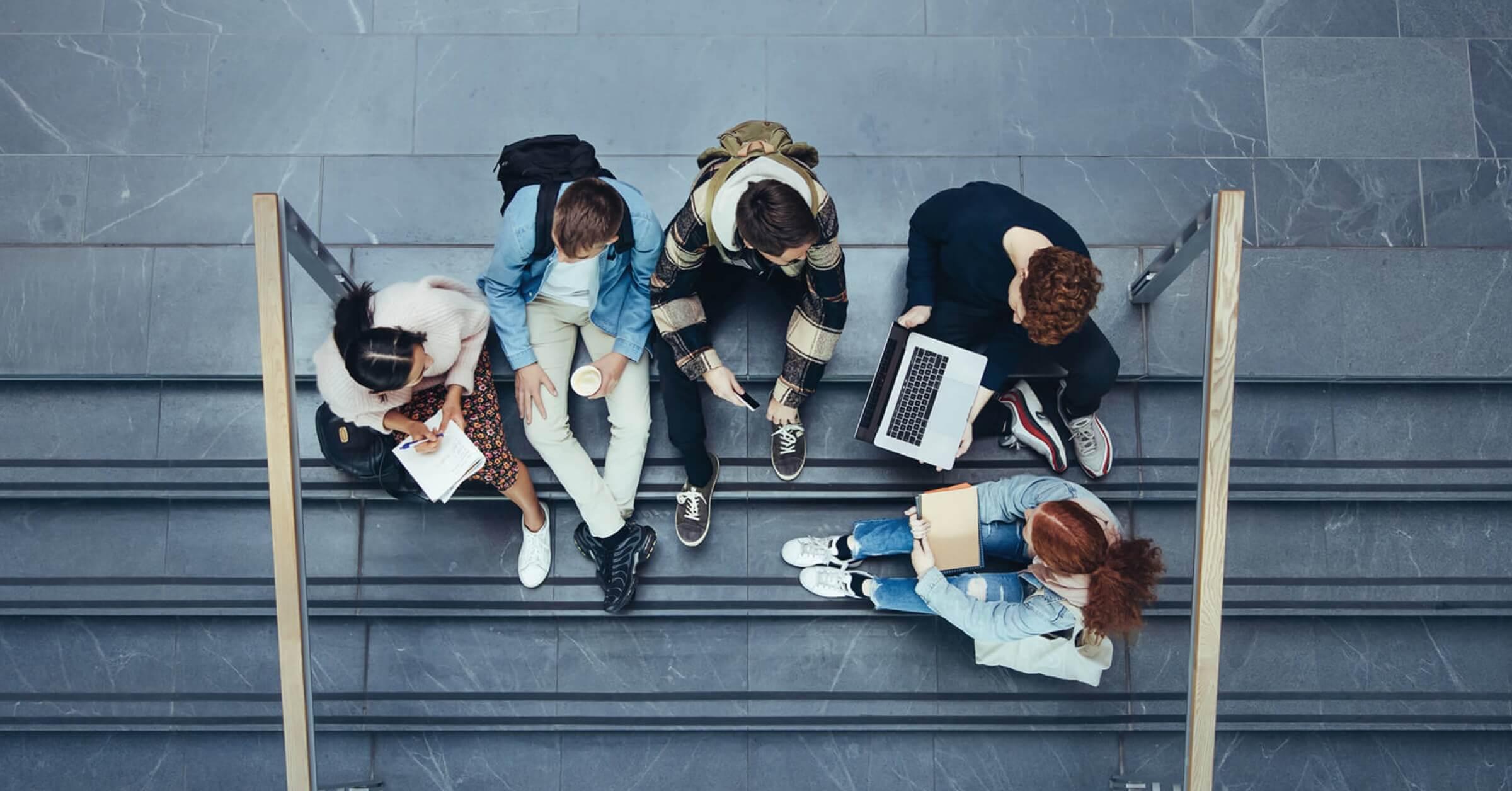 Ungdom sitter i trapp og kommuniserer