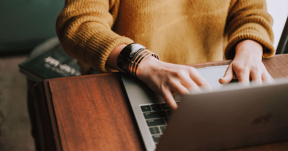 Kvinne med brun gensers