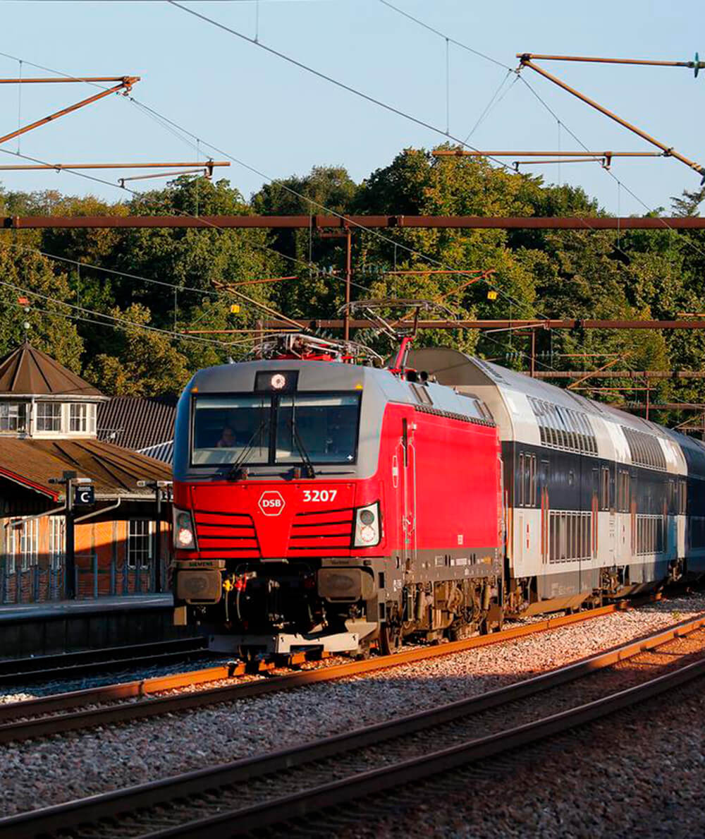 vectron ved klampenborg station high format